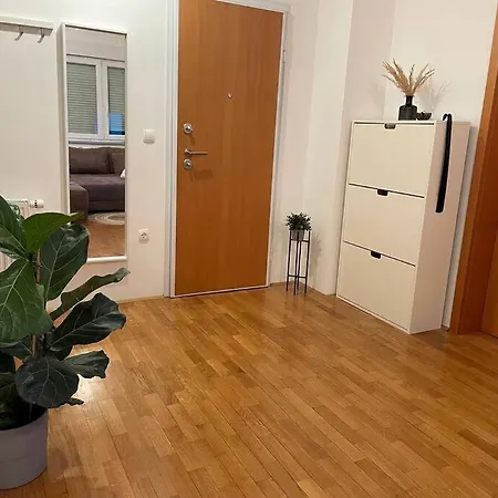 Mely Rose リュブリャナ